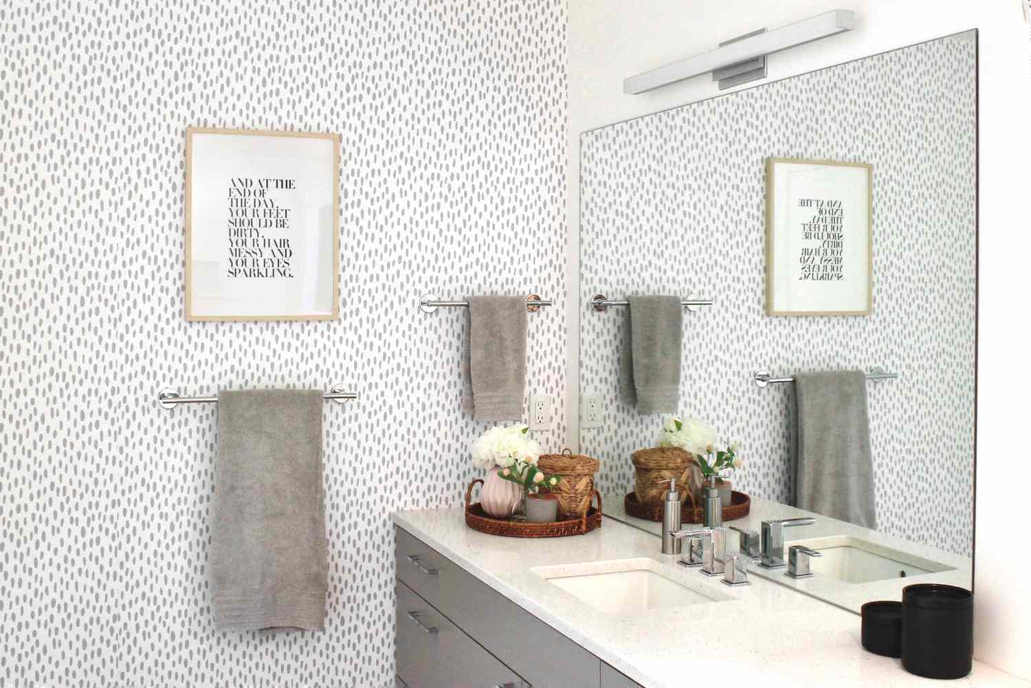17 banheiros clássicos em cinza e branco