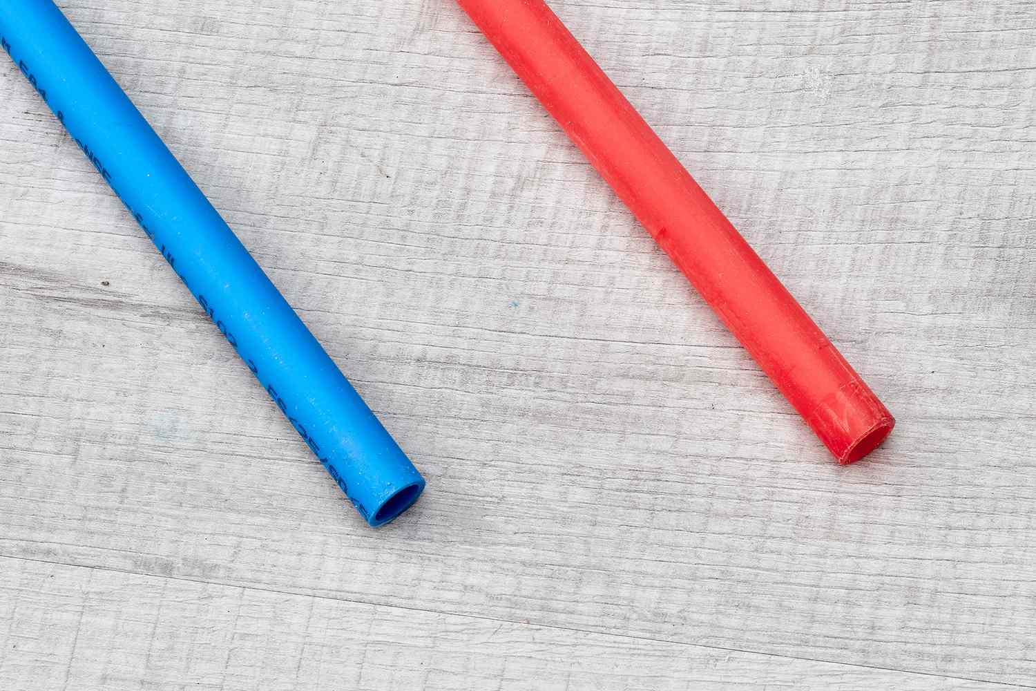 Blaue und rote PEX-Sanitärrohre