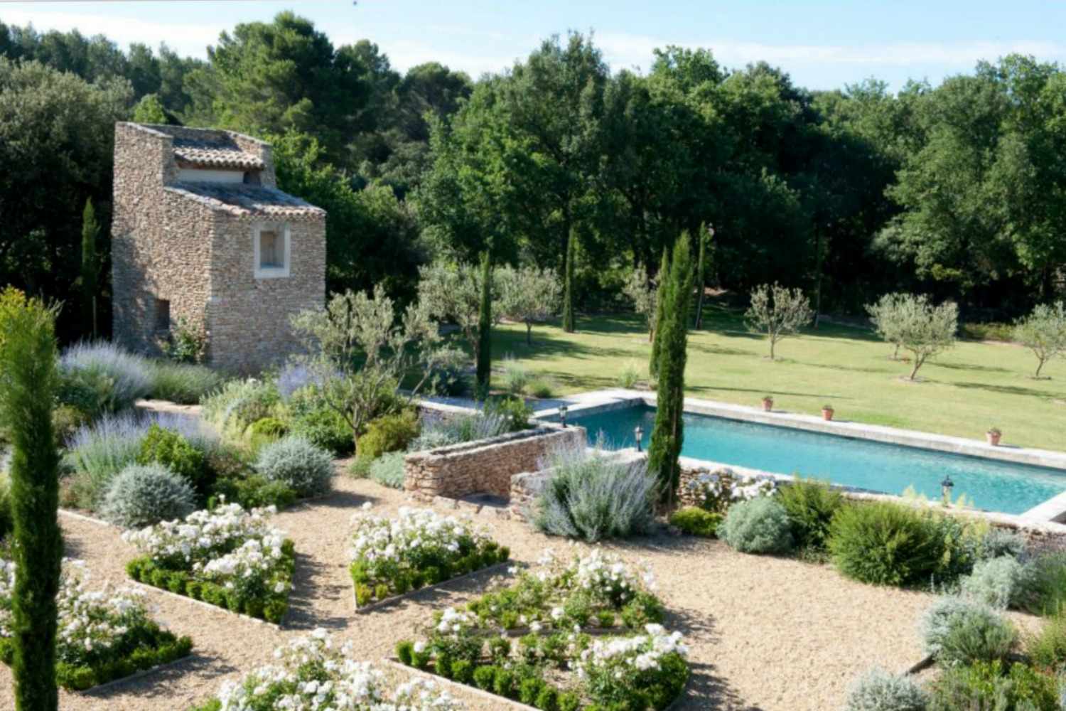 Provenzalischer Swimmingpool mit Wüstenlandschaft.