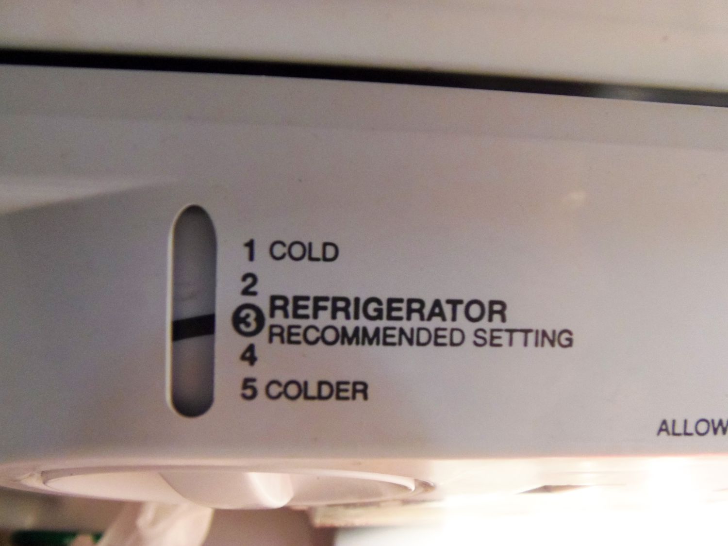 Réglages intérieurs du réfrigérateur, notamment froid, réglage recommandé et plus froid.