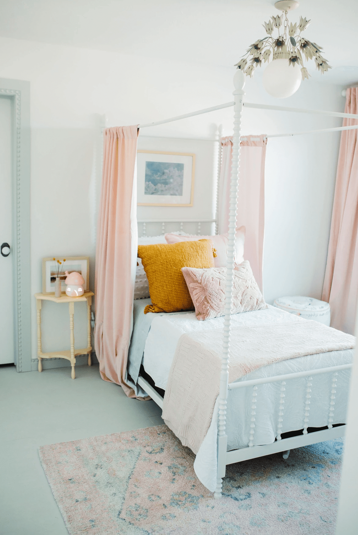 Rosa und hellblaues Schlafzimmer im Shabby Chic