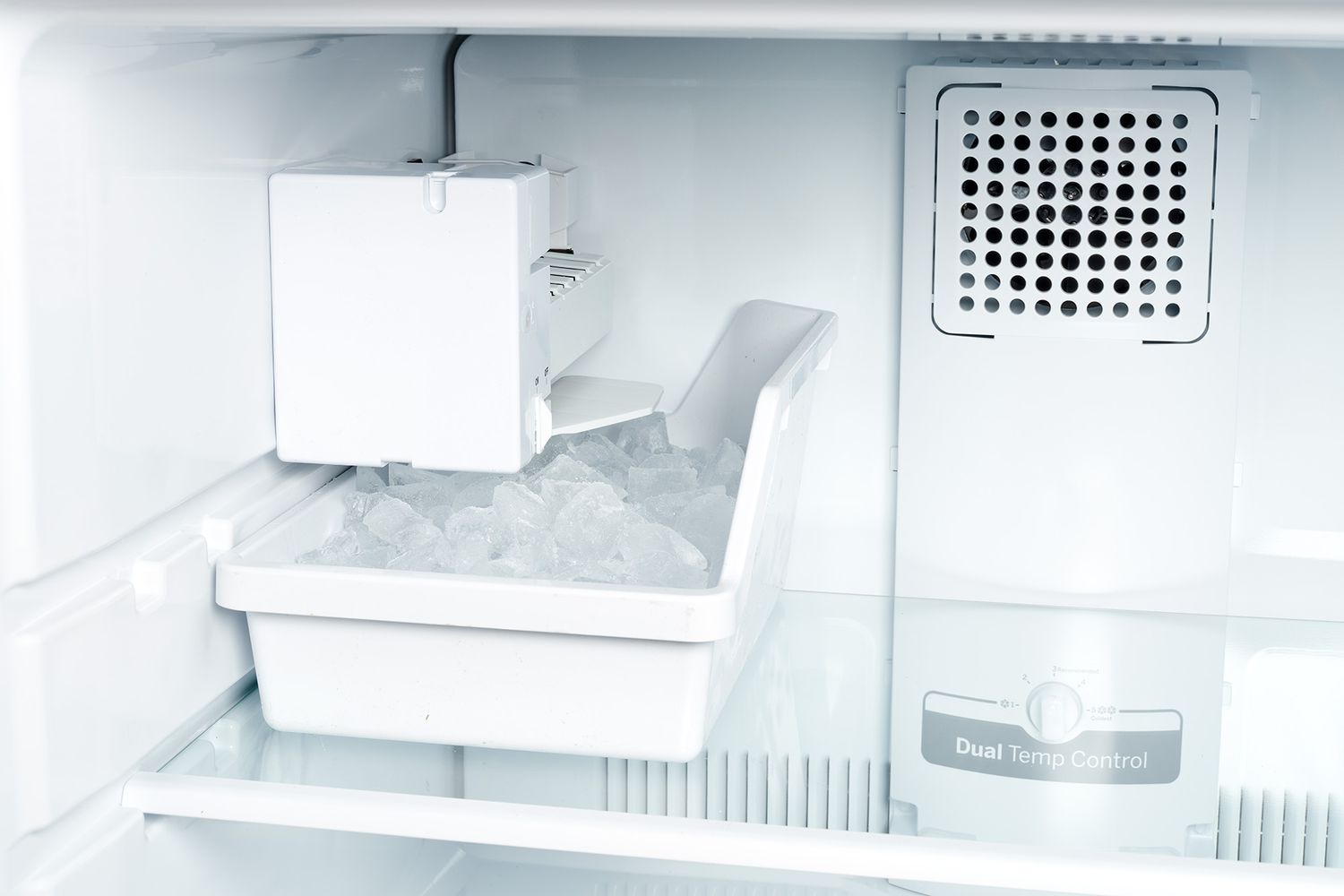 Wie man einen Eisbereiter in einen Kühlschrank einbaut