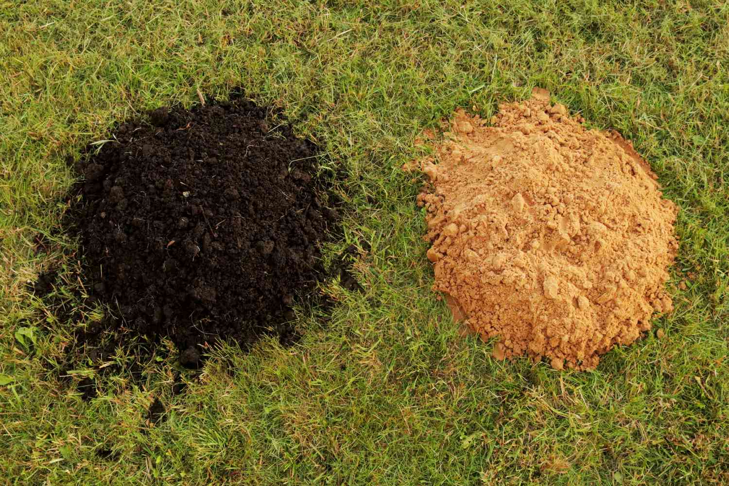 Kompost- und Sandhaufen zur Rasendüngung