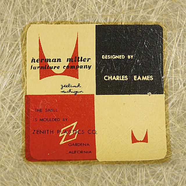 Eames Label auf Fiberglas-Stuhl