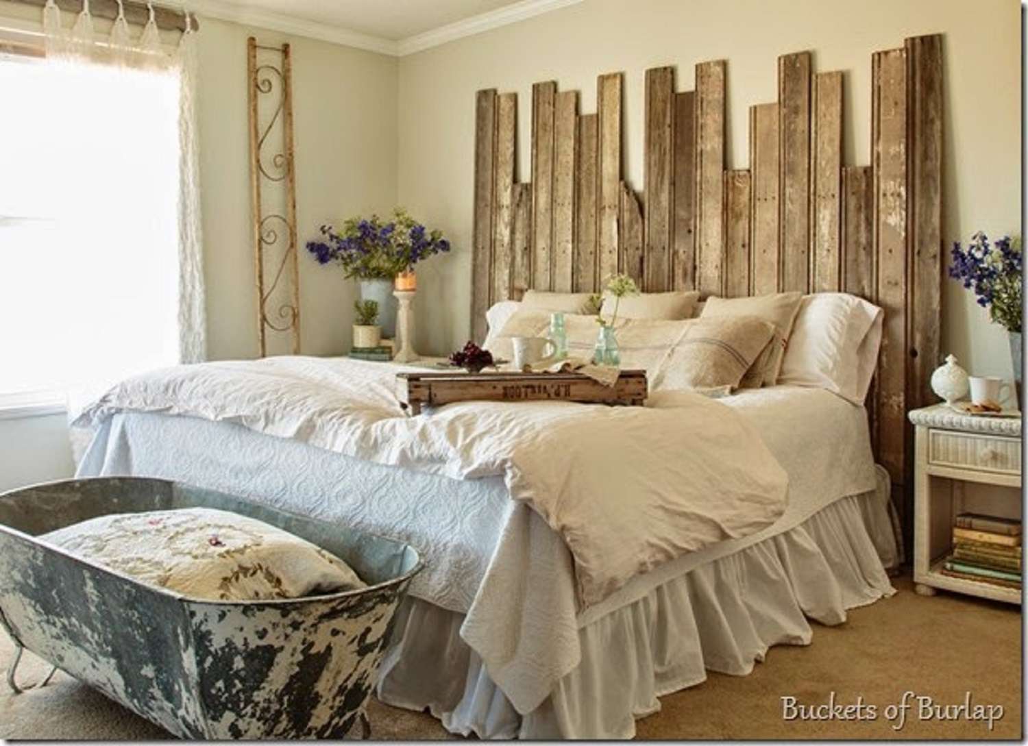 Schlafzimmer im Landhausstil mit rustikalem Holzkopfteil