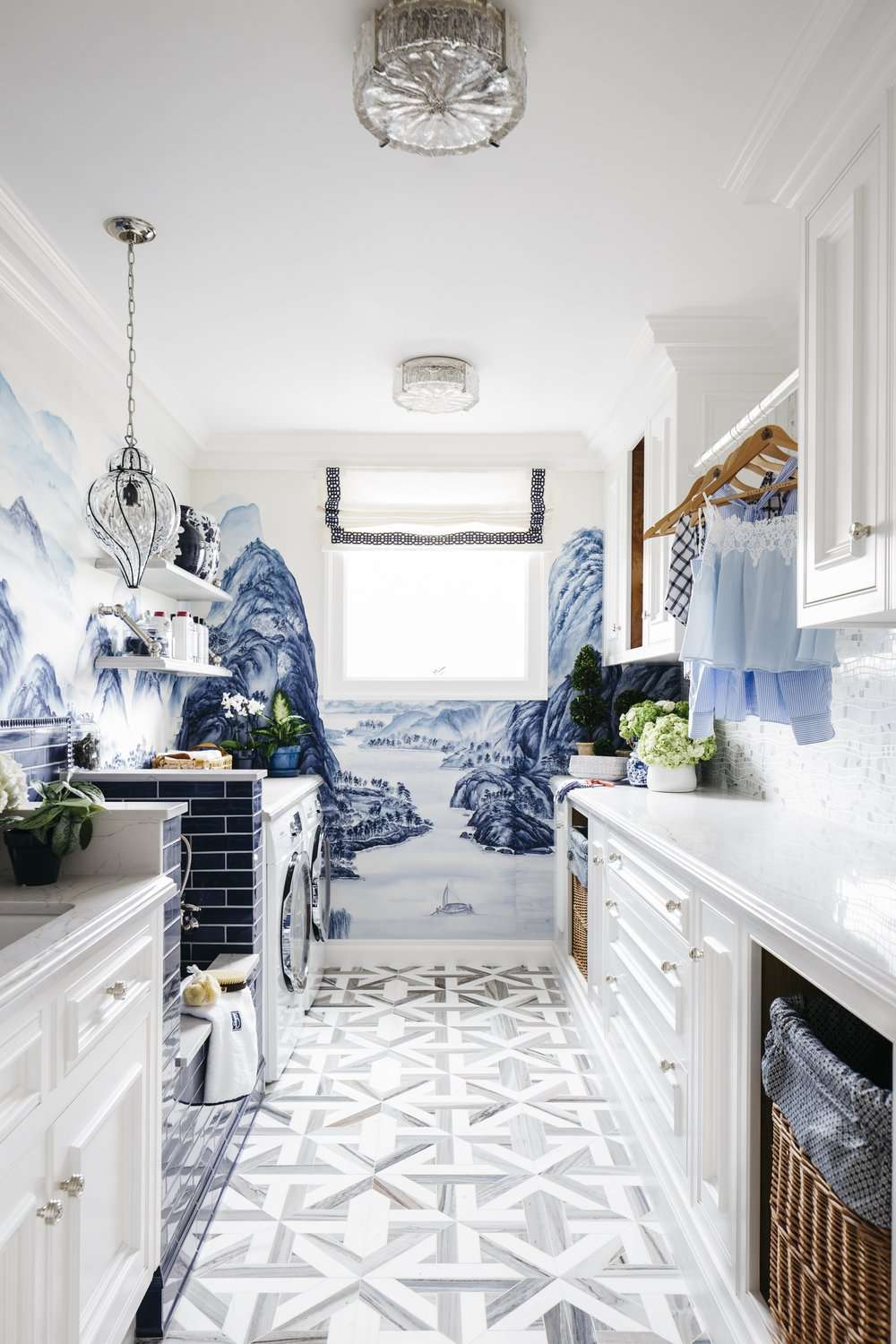 Kunstvolle Waschküche mit blauem Wellenmotiv an den Wänden.