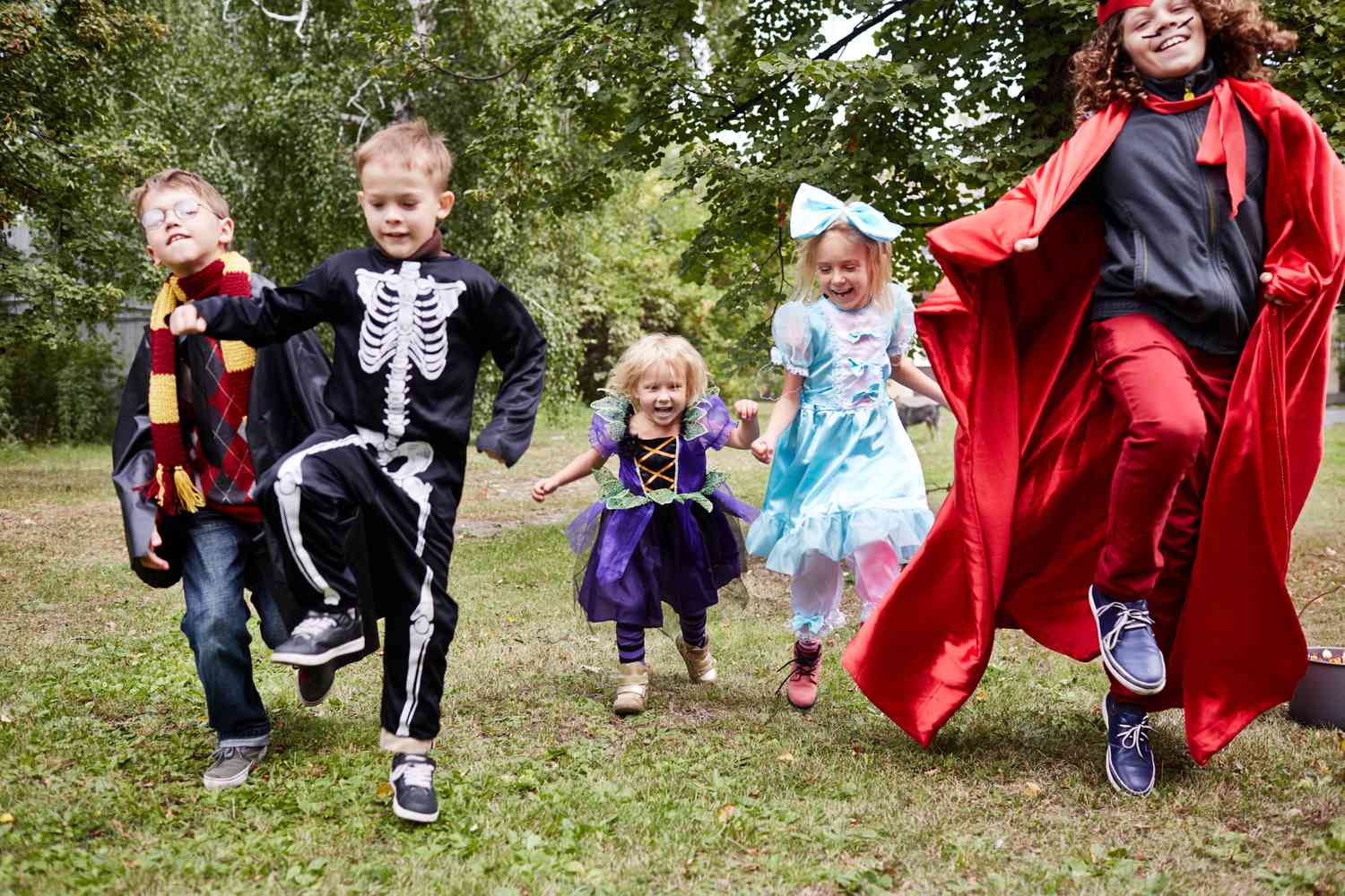 Kinder in Halloween-Kostümen tanzen
