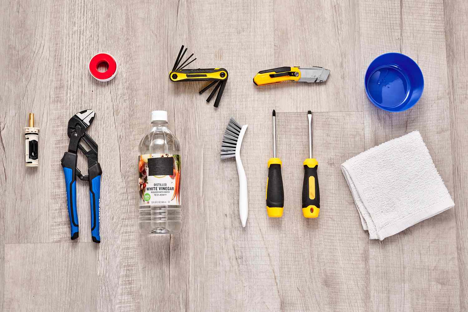 Materialien und Werkzeuge zur Reparatur eines undichten Duschkopfes