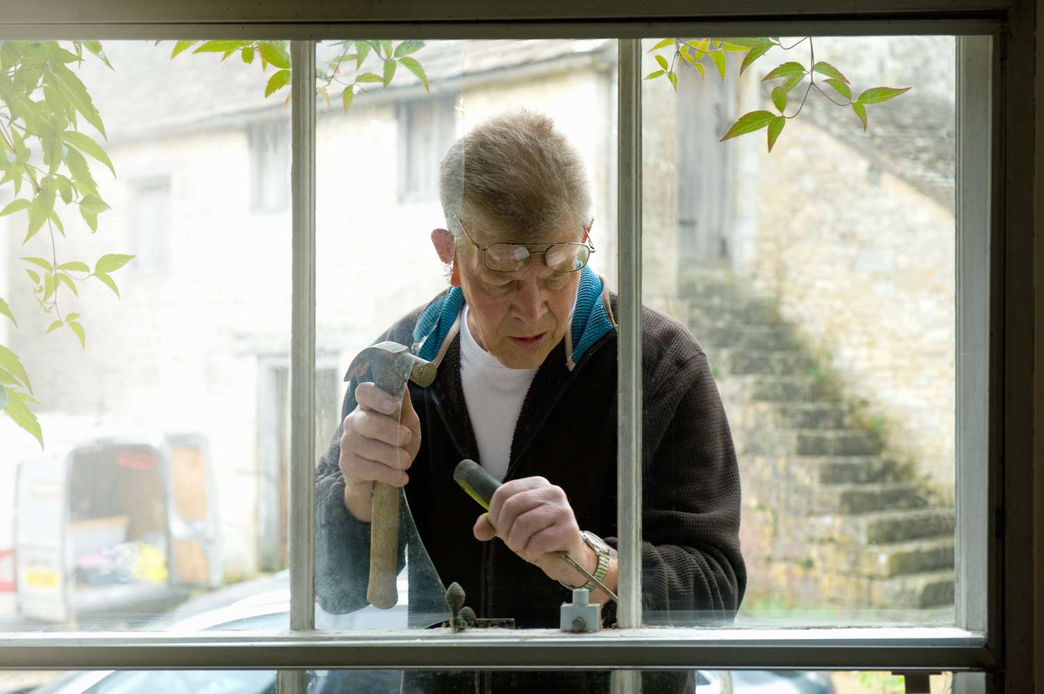 Ein Mann repariert ein kaputtes Fenster