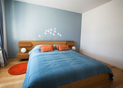 Zeitgenössisches Schlafzimmer mit Wandaufklebern