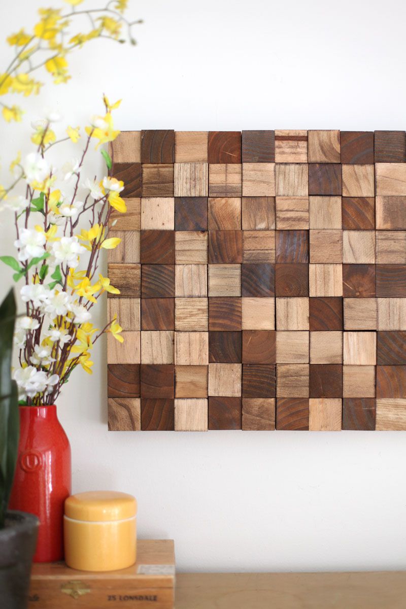 Un mosaico de madera colgado en la pared