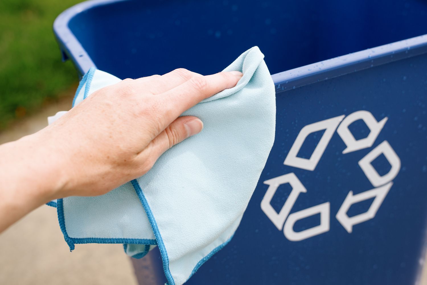 Mikrofaserhandtuch zum Trockenwischen der Wertstofftonne 