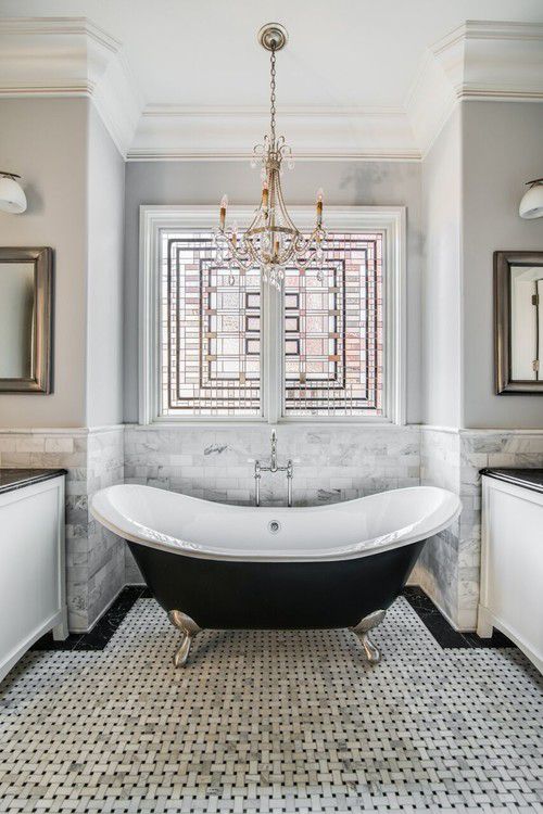 Luxueuse salle de bain noir et blanc avec vitrail