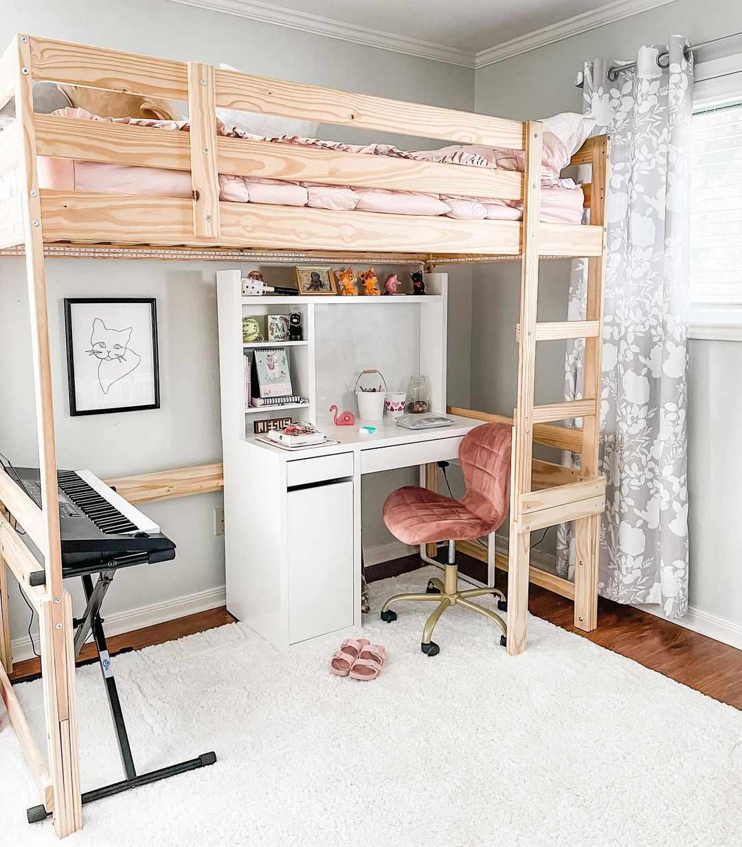 Una cama tipo loft en la habitación de un niño con escritorio, silla y teclado en la parte inferior y cama en la superior.