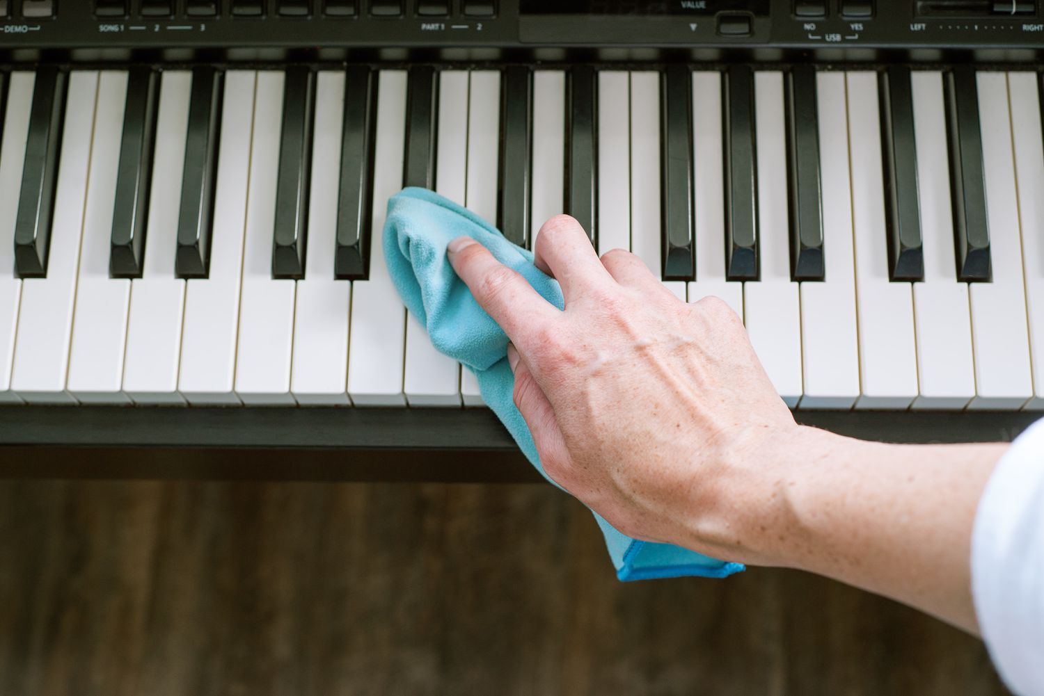 Secado de las teclas de plástico del piano