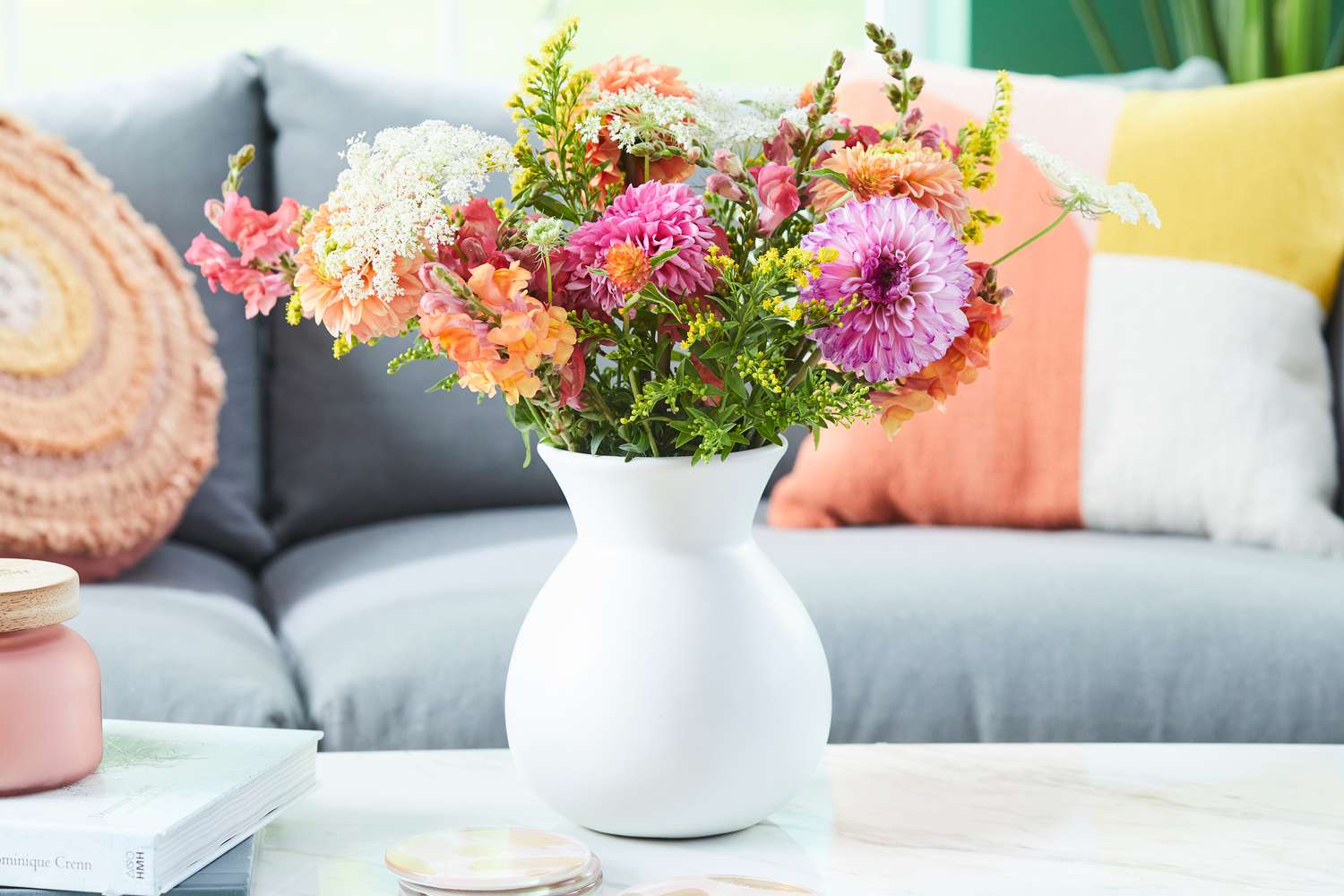 Primer plano de flores de primavera en un jarrón sobre una mesa