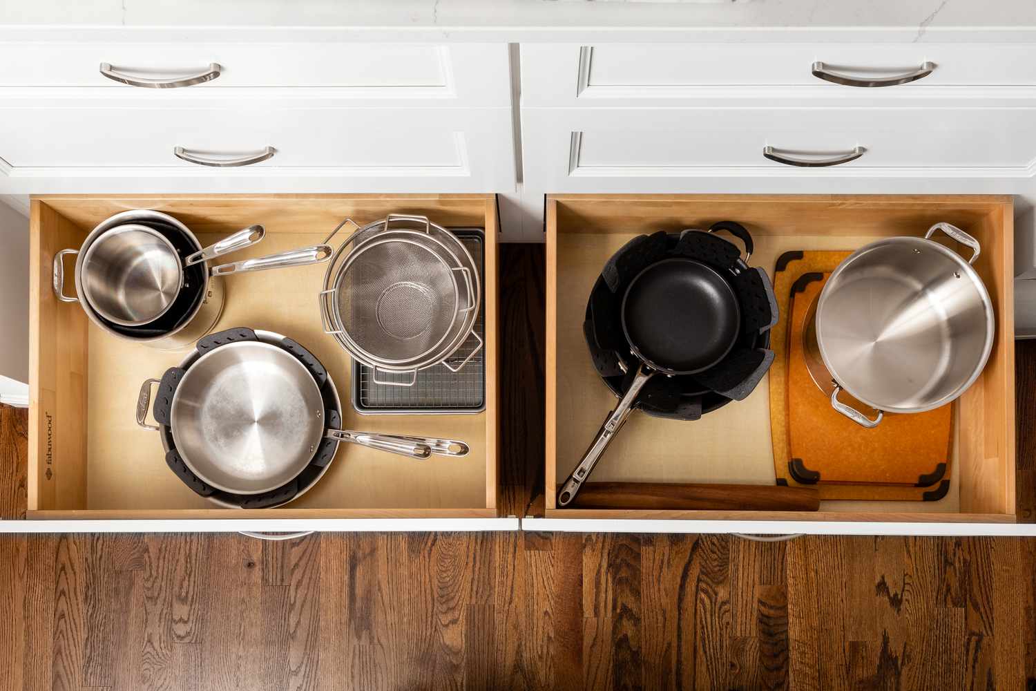 Armazenamento de utensílios de cozinha em gavetas específicas