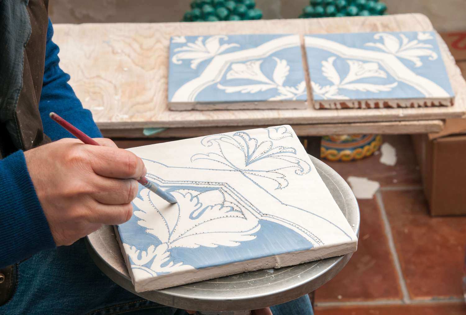 Transforme as paredes e bancadas de azulejos de cerâmica pintando-as
