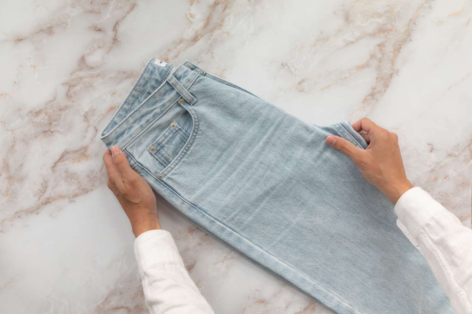 Jeans ohne Bügelfalte vertikal in der Hälfte gefaltet