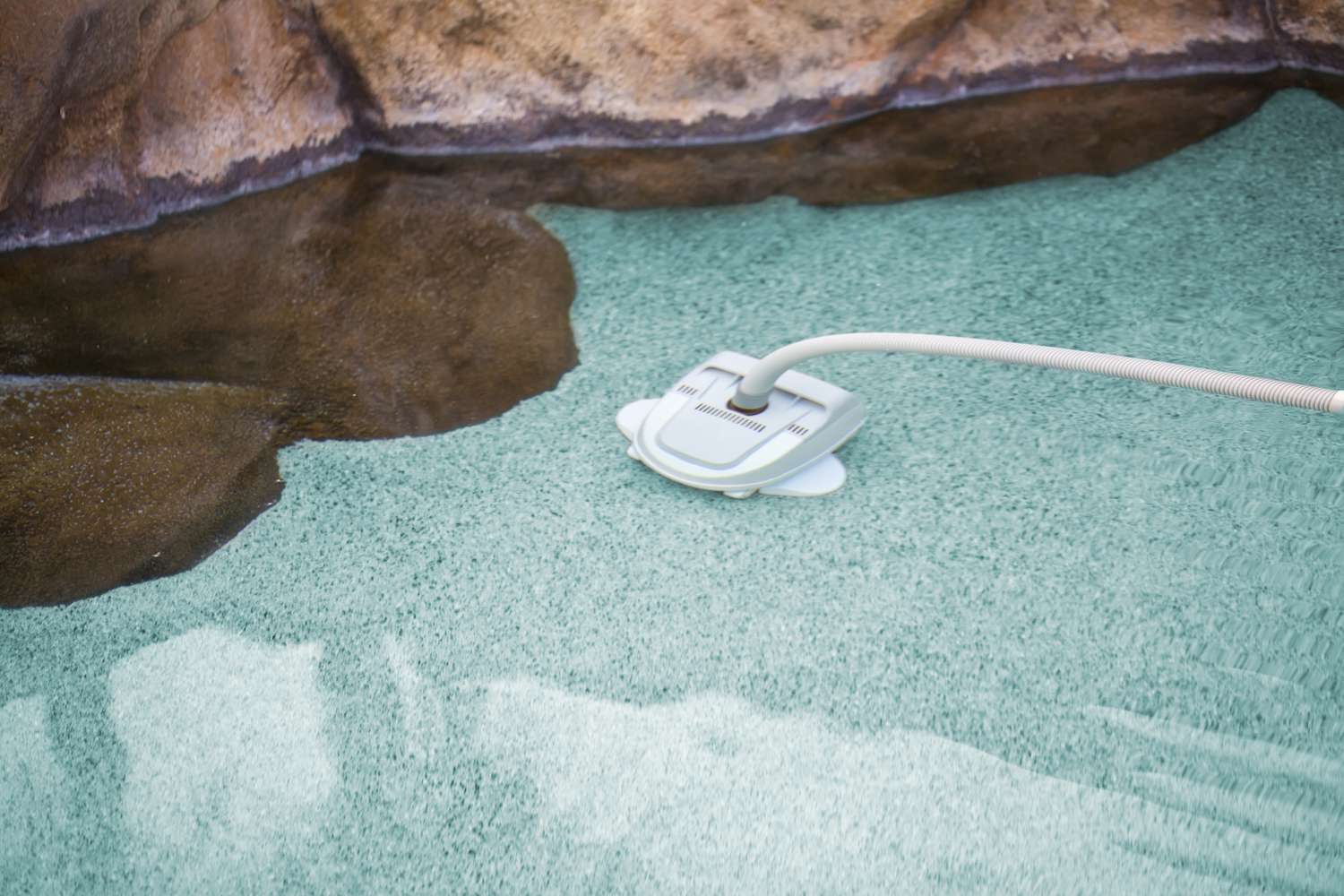 6 types de systèmes de nettoyage de piscine et comment les choisir
