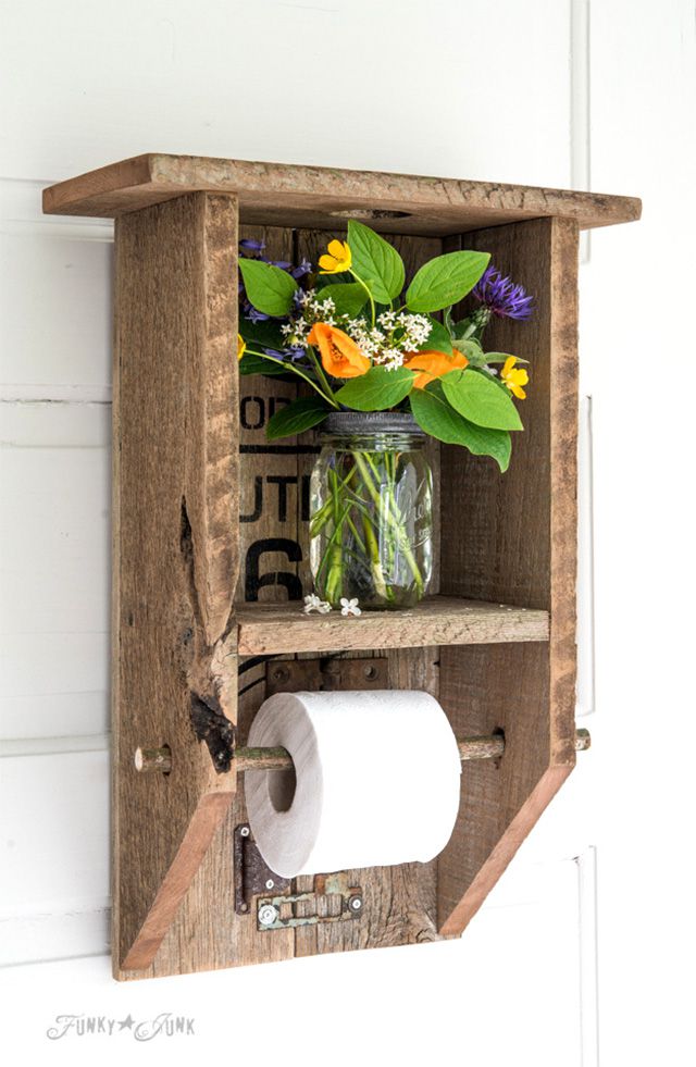 Une étagère en bois et un porte-papier toilette