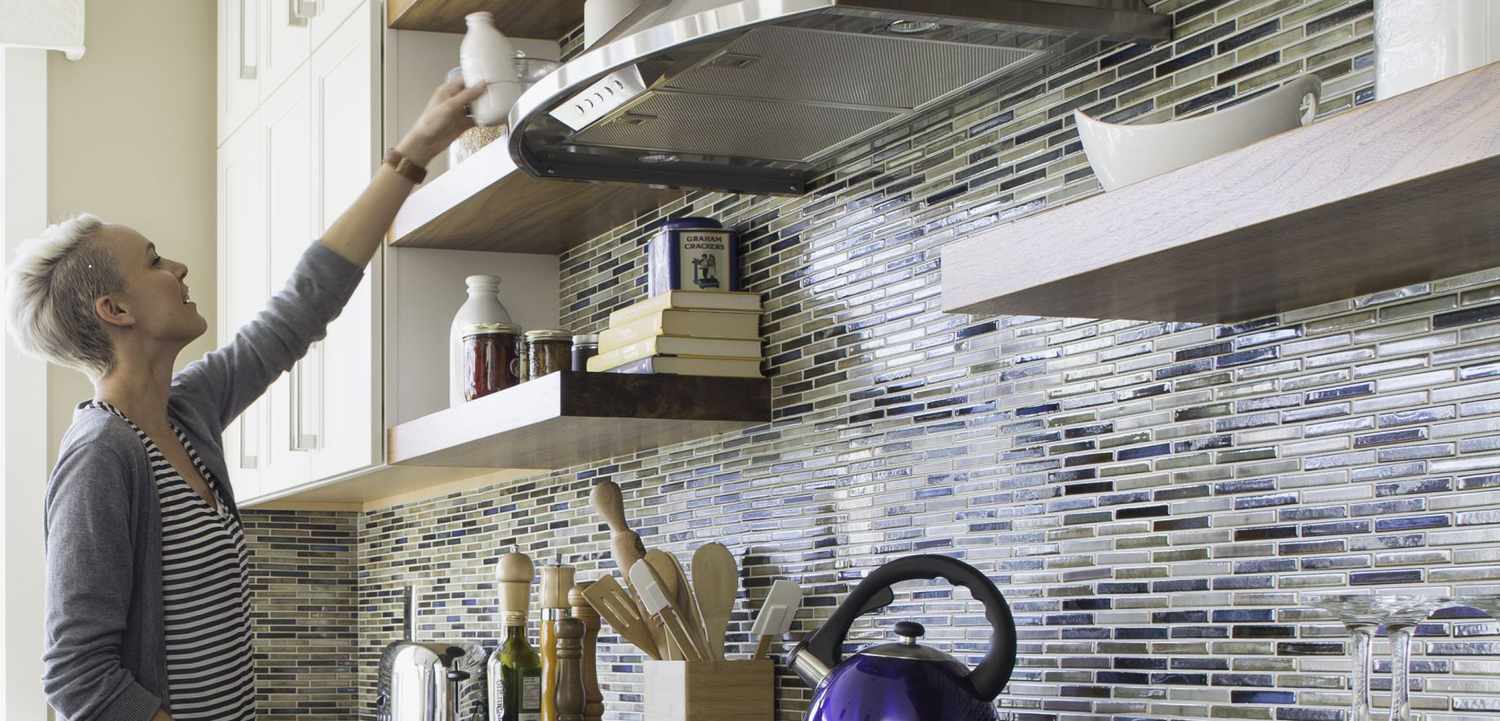Cozinha com prateleiras abertas e mosaico de azulejos