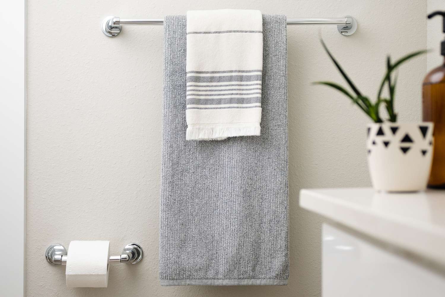 Comment suspendre les serviettes de salle de bains pour qu’elles soient toujours belles