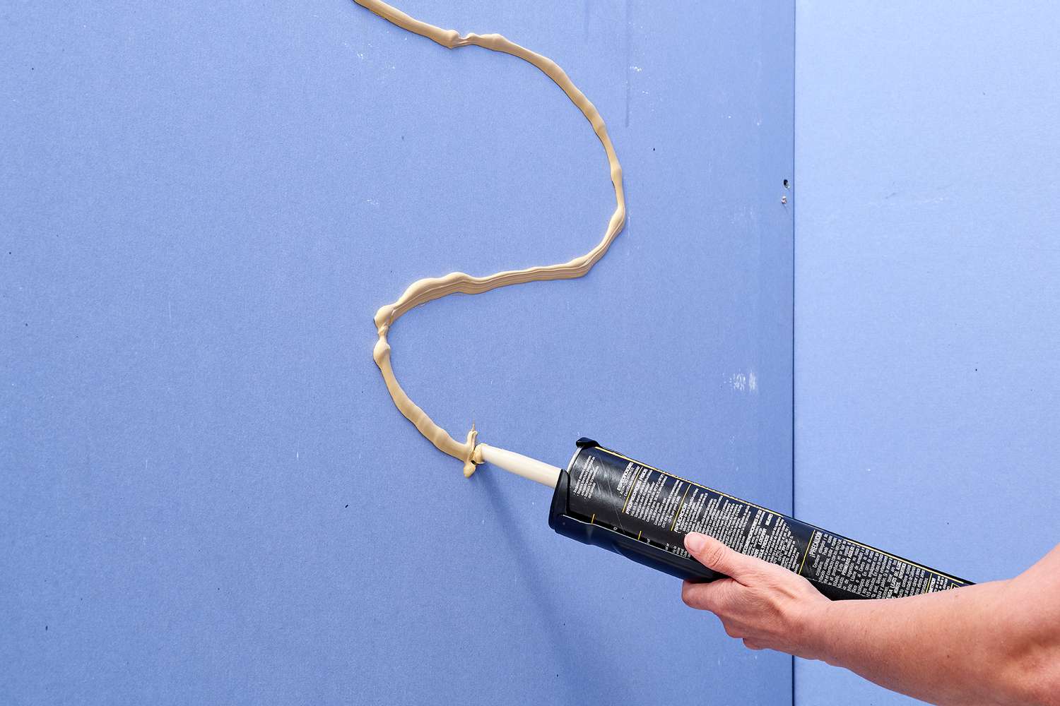 Cordones de masilla adhesiva añadidos a la pared trasera en zig-zag