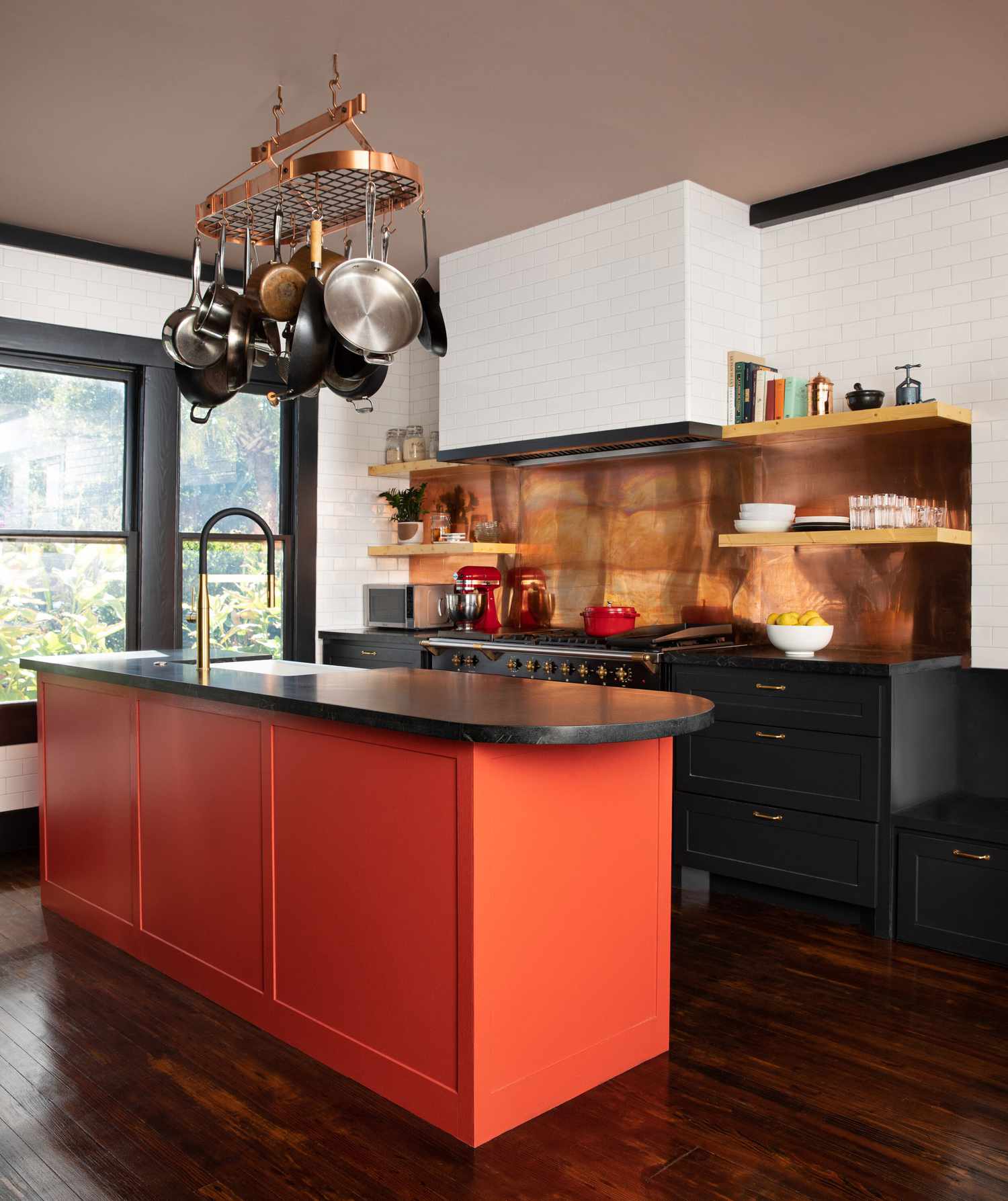 Cocina roja y cobre de Mary Patton Design