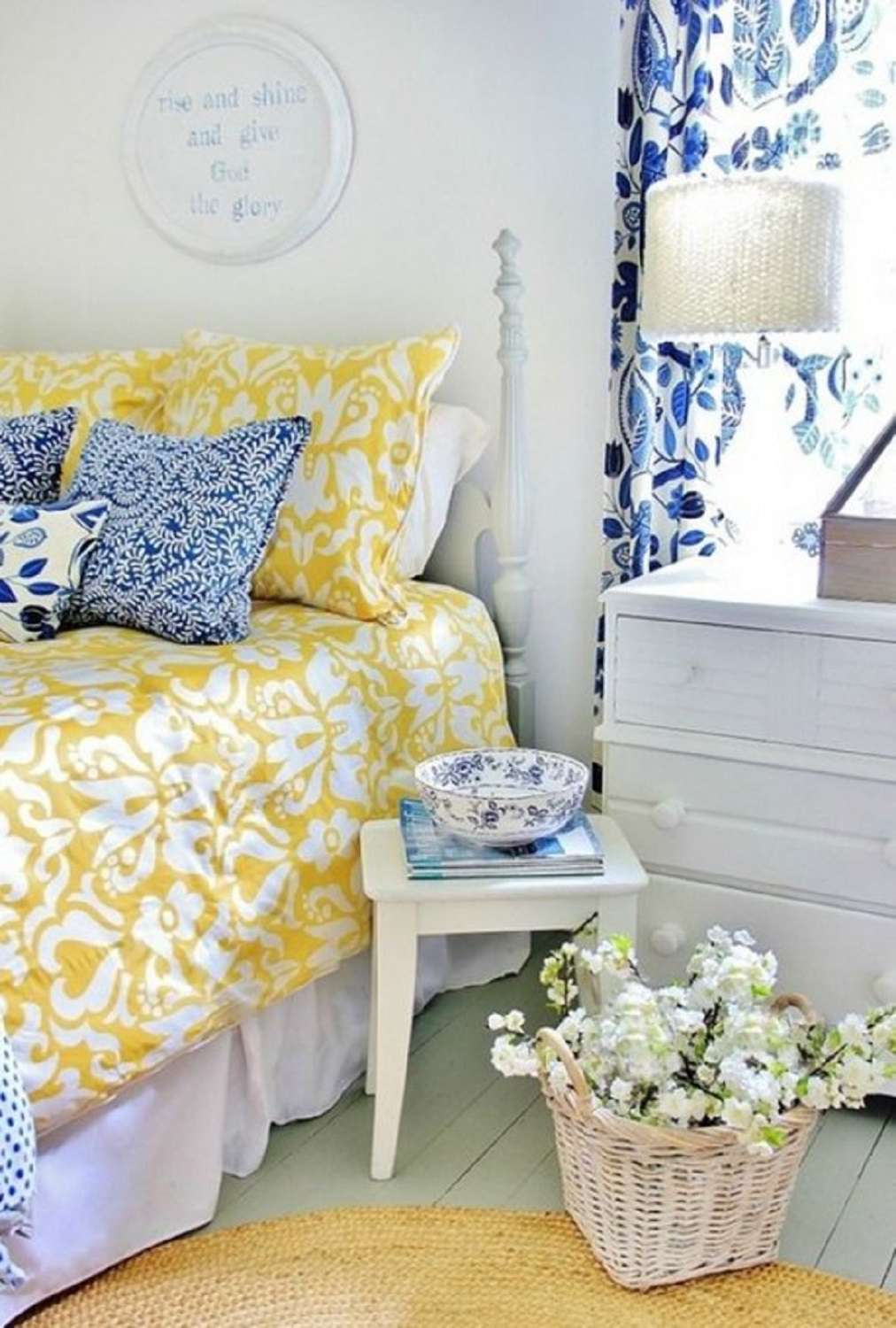 Chambre jaune, bleue et blanche