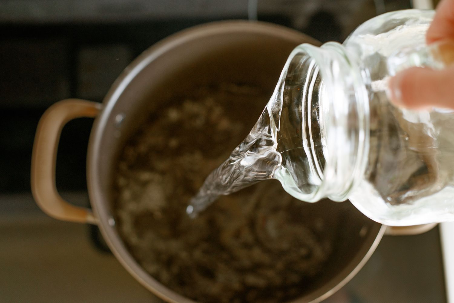 Wasser in großen Topf zum Schrumpfen des Hemdes gegossen