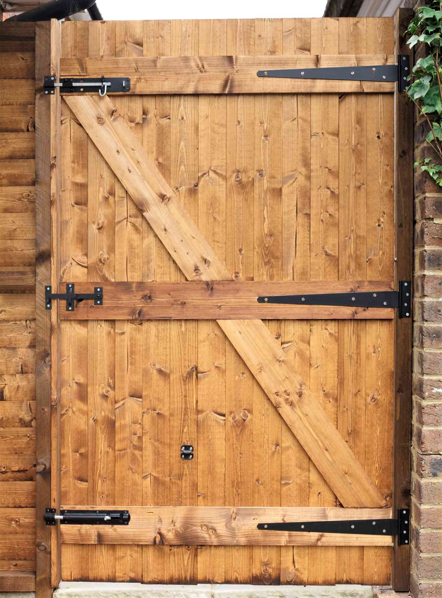 Cómo construir una puerta de madera para su patio