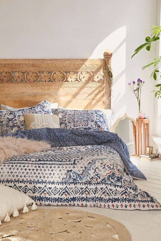 Une chambre à coucher de style méditerranéen