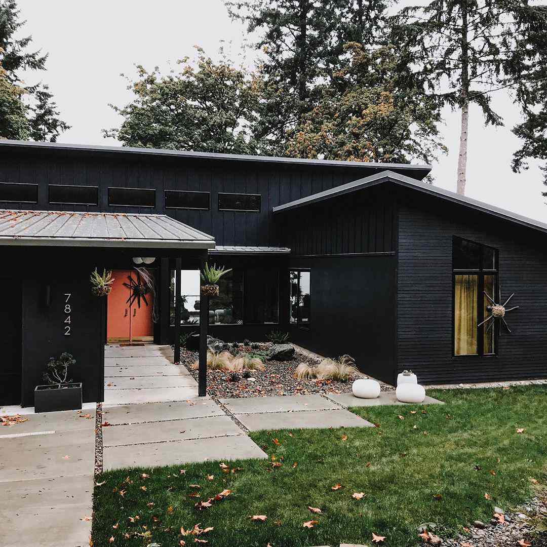 Ganz schwarzes Ranchhaus aus der Mitte des Jahrhunderts