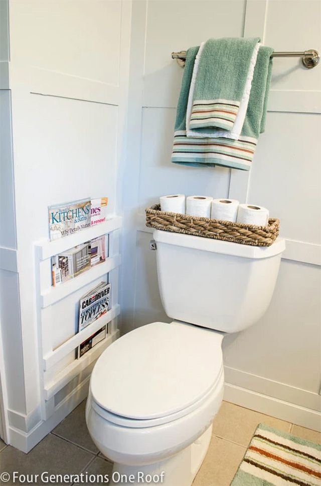 Ein eingebauter Zeitschriftenständer neben einer Toilette