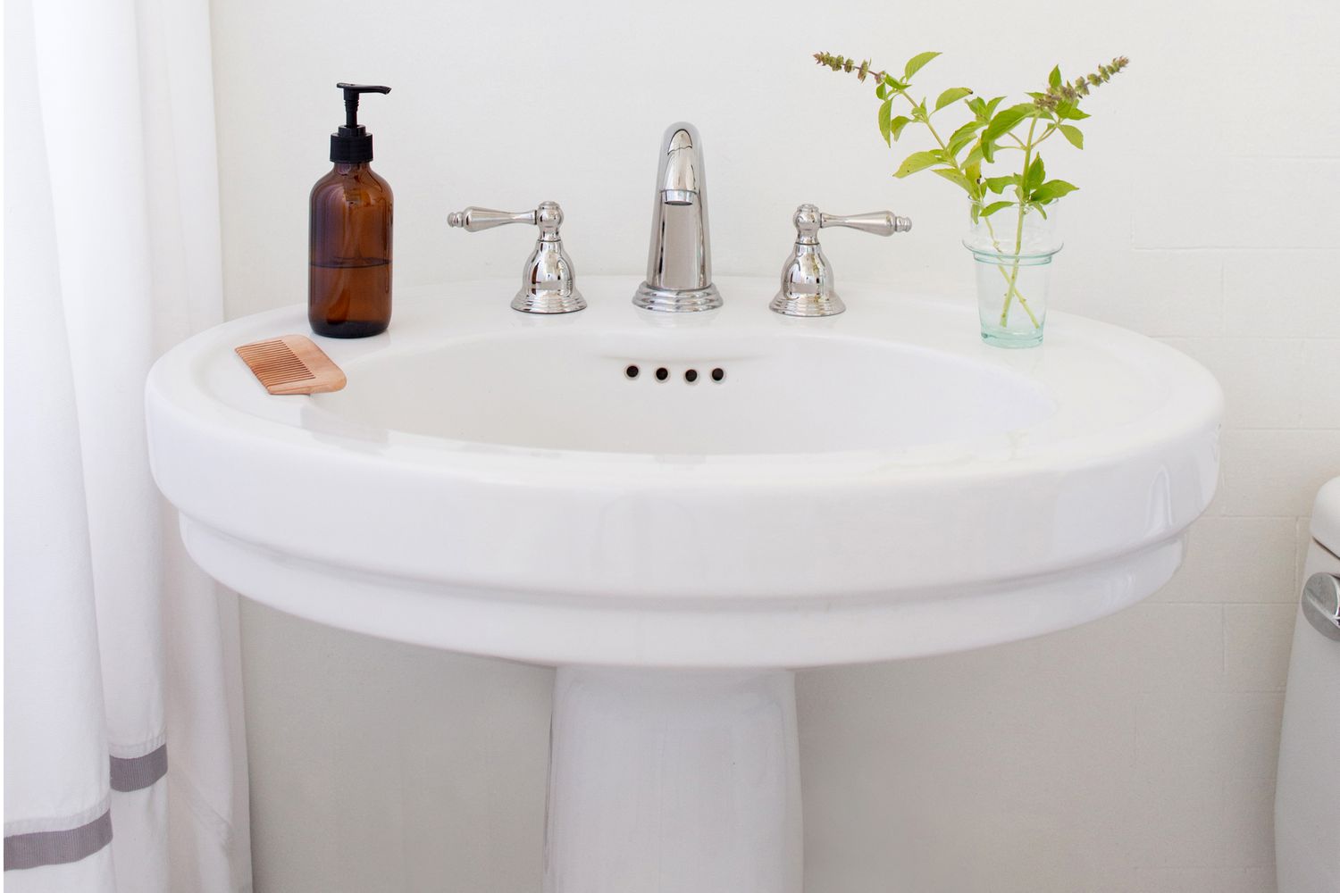 lavabo de pedestal en un baño