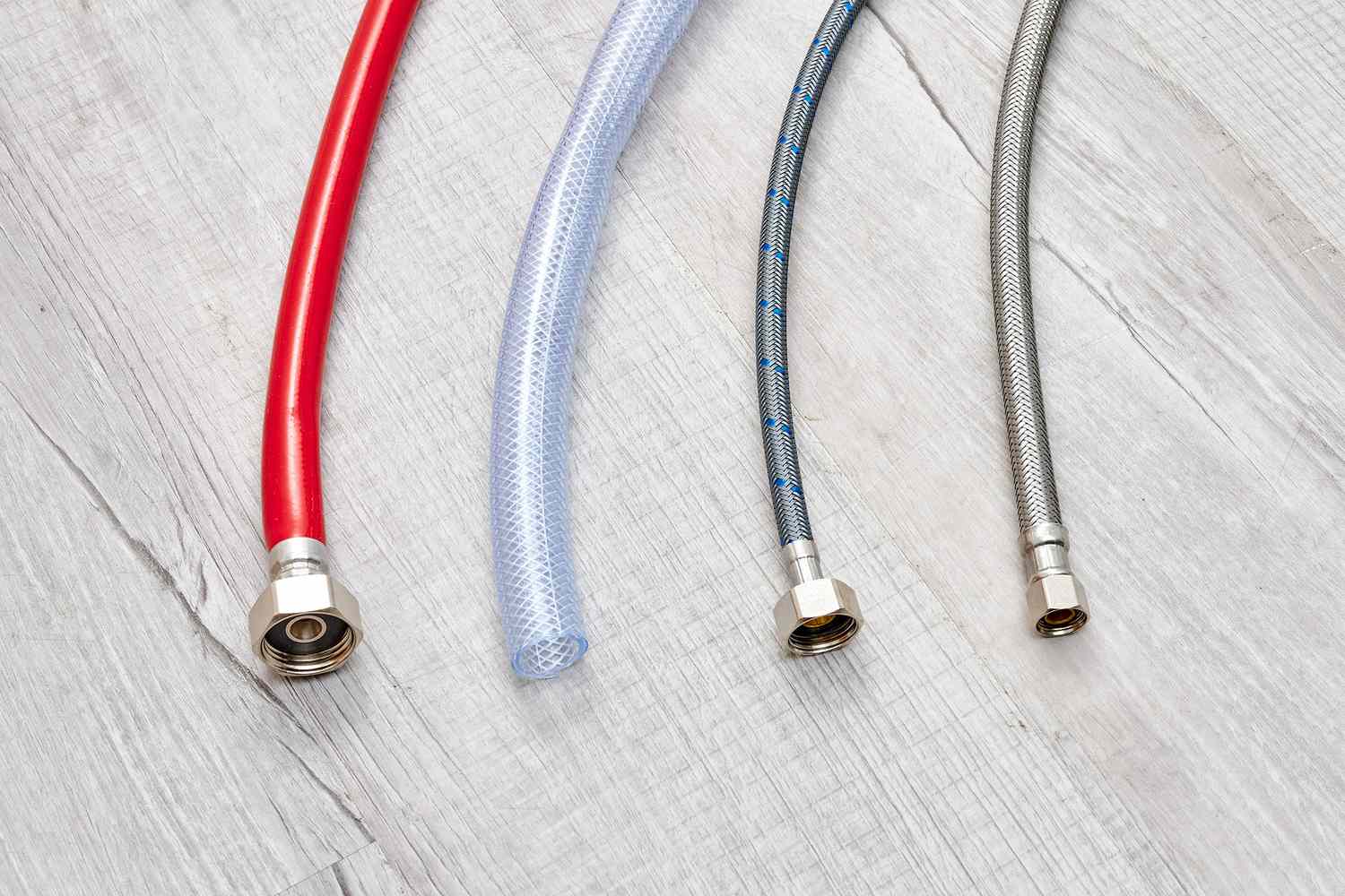 Vier verschiedene Arten von flexiblen Wasserleitungsrohren