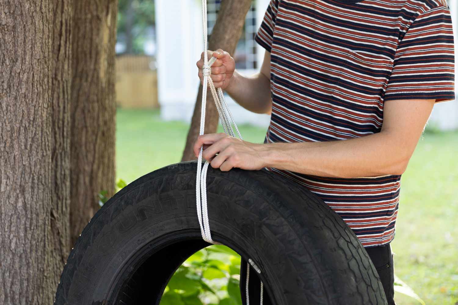 Inspección y ajuste del nudo de la cuerda alrededor del neumático