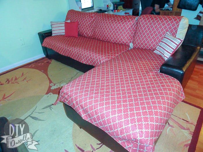 Eine rote L-förmige Couch.