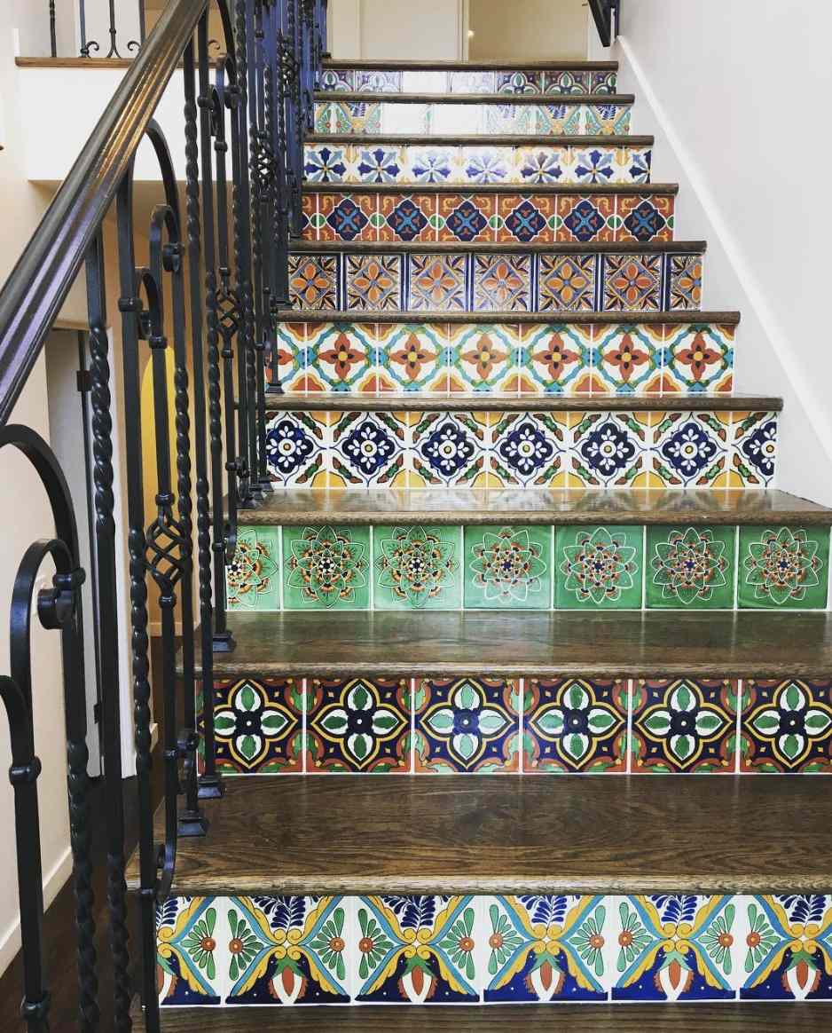 Escalera con azulejos de colores vivos