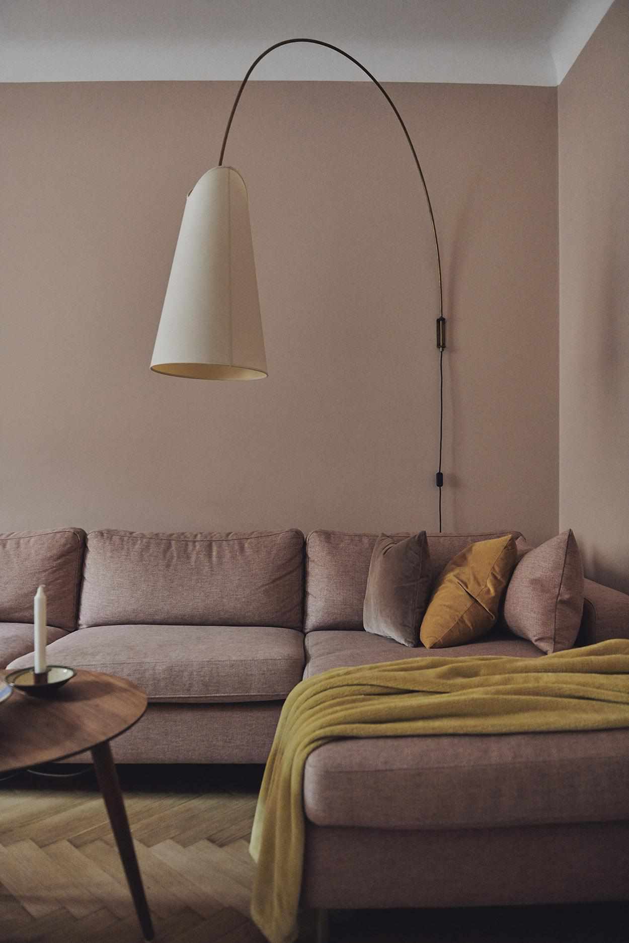 modernes wohnzimmer mit rosa und senfgelben akzenten