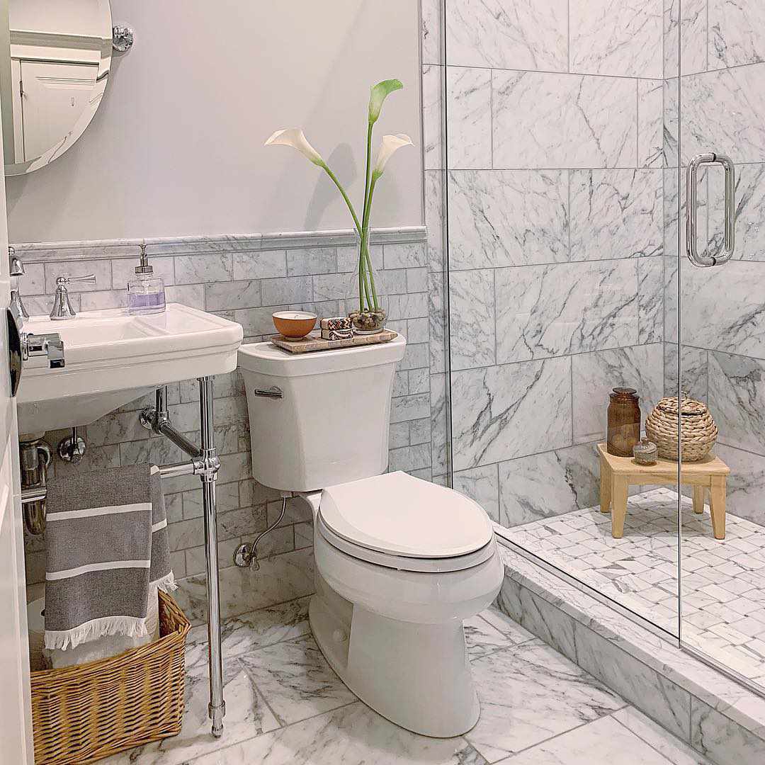 Calla-Lilien als Toilettendekoration in einem weißen Badezimmer