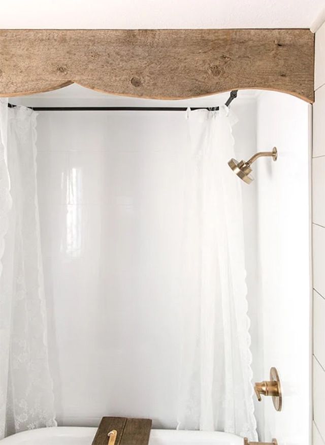 Una cenefa de madera encima de una ducha