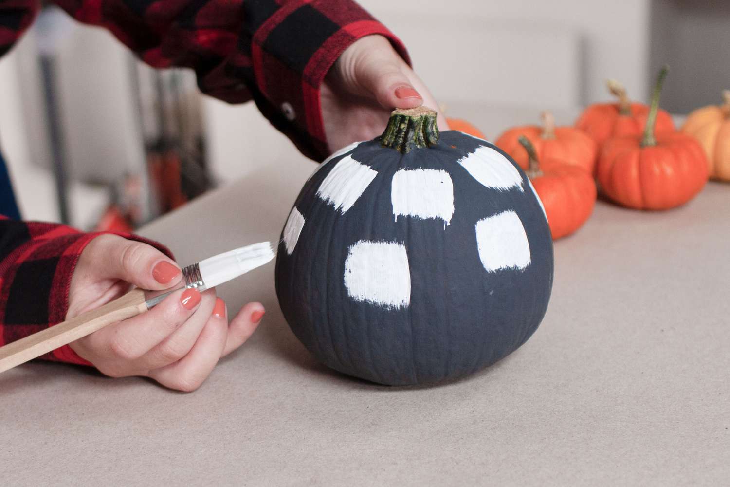 Calabaza con capa base negra y dibujo pintado en blanco por encima