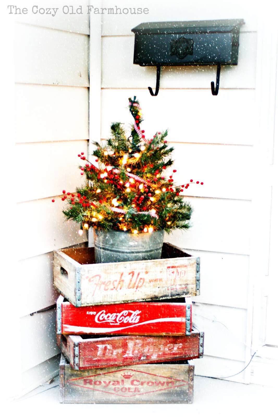 Alte Getränkekisten mit einem geschmückten Weihnachtsbaum