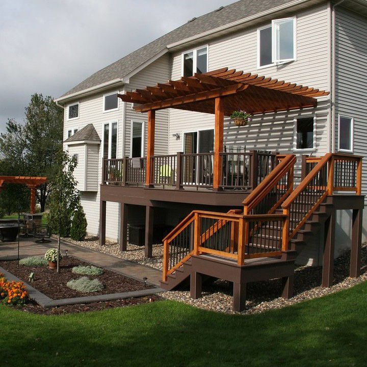 Eine mehrstöckige Terrasse mit einer Holzpergola
