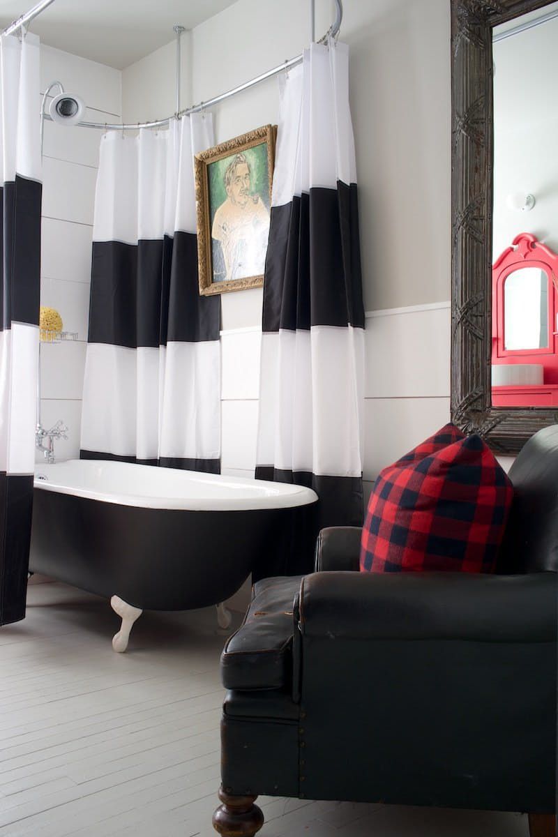 Banheiro preto e branco com detalhes em vermelho