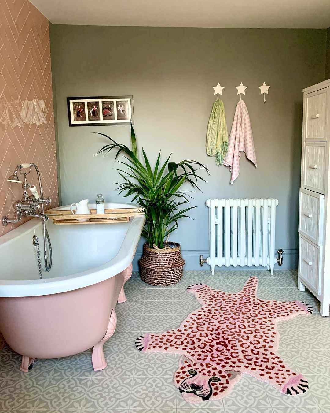 bañera de patas de garra rosa