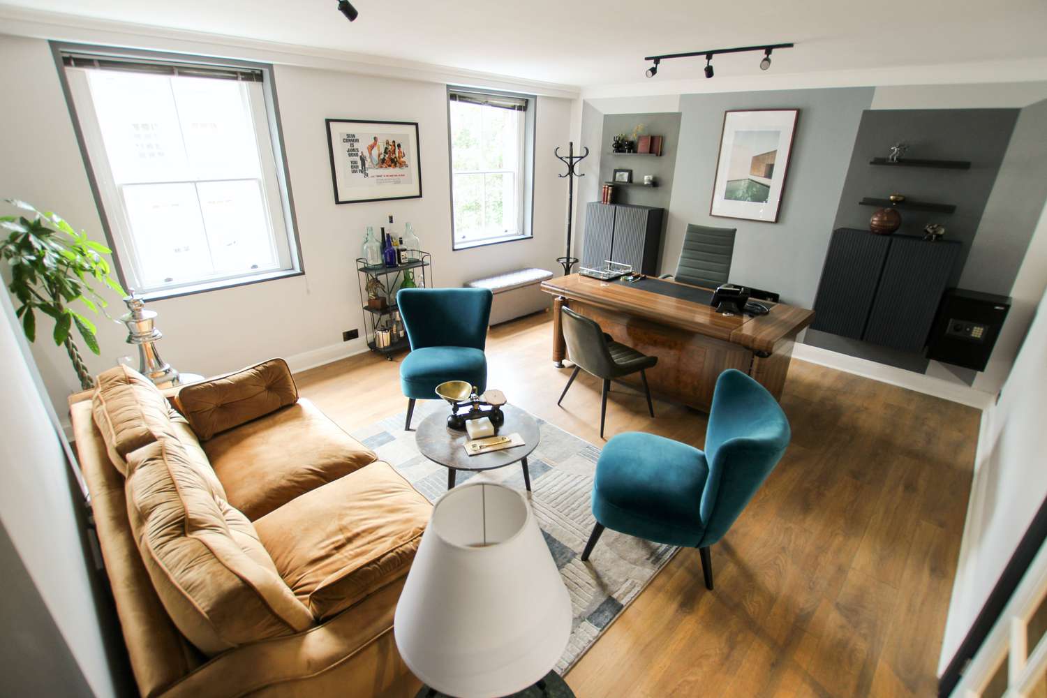 espaço de home office com móveis marrom, preto e azul-petróleo