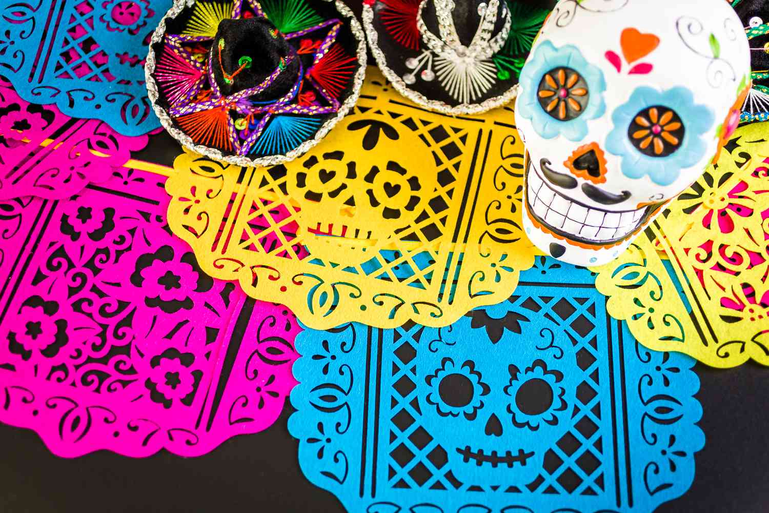 Dekorationen für den traditionellen mexikanischen Feiertag Tag der Toten